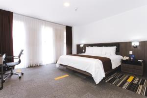Postel nebo postele na pokoji v ubytování Wyndham Costa del Sol Lima Airport