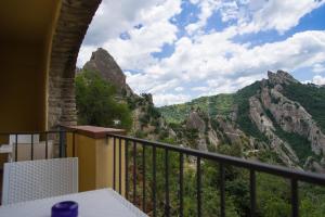 balcón con vistas a las montañas en La Locanda di Castromediano, en Castelmezzano