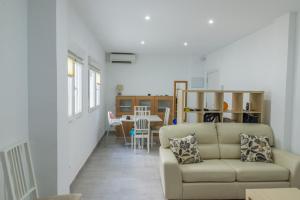 a living room with a couch and a table at Apartamento cerca de la Playa y el Centro in Valencia