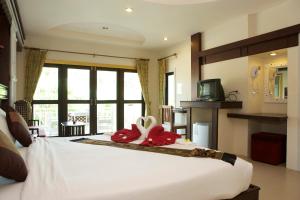 TV a/nebo společenská místnost v ubytování Simple Life Resort Koh Tao