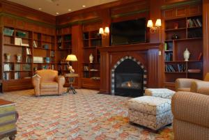 sala de estar con chimenea y TV en Sommet Des Neiges, en Mont-Tremblant