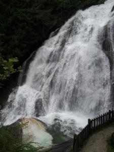 una cascada con agua saliendo de ella en Klaus Luttach, en Lutago