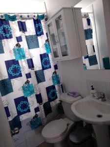 Ένα μπάνιο στο Departamento La Serena