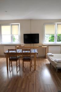 Televízia a/alebo spoločenská miestnosť v ubytovaní Wood Creek Apartments