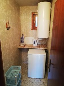 Baño pequeño con aseo y lavamanos en апартамент Росен en Nesebar
