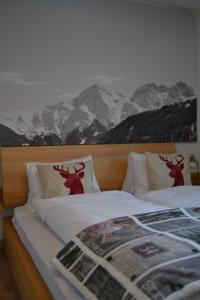 Postel nebo postele na pokoji v ubytování Mountain Lodge Sedrun