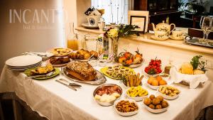 uma mesa com muitos tipos diferentes de alimentos sobre ele em Incanto b&b em Lesina