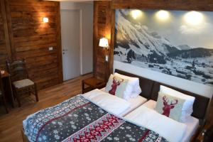 Postel nebo postele na pokoji v ubytování Mountain Lodge Sedrun