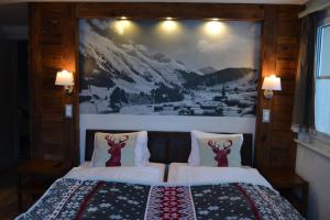 Postel nebo postele na pokoji v ubytování Mountain Lodge Sedrun