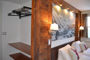 Postel nebo postele na pokoji v ubytování Mountain Lodge Sedrun
