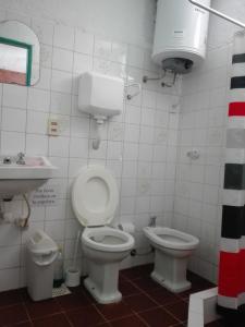 baño con 2 aseos y lavamanos en Kavok, en La Paloma