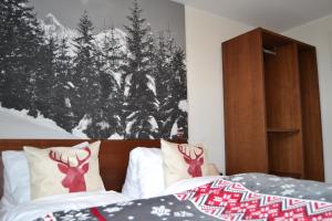 Postel nebo postele na pokoji v ubytování Mountain Lodge Sedrun