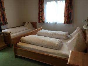 Łóżko lub łóżka w pokoju w obiekcie Gästehaus Kübler