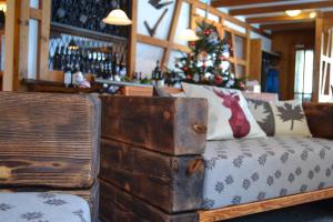 Posezení v ubytování Mountain Lodge Sedrun