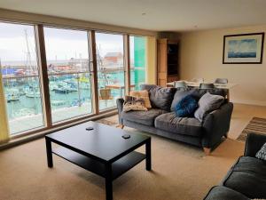 Harbourside Apartment的休息区