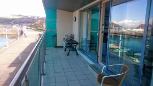 Harbourside Apartment的阳台或露台