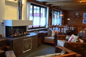 Posezení v ubytování Mountain Lodge Sedrun