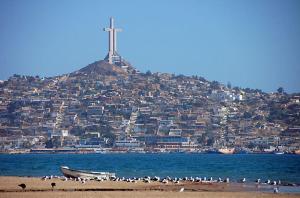 una ciudad en la cima de una colina junto al océano en Departamento La Serena, en La Serena