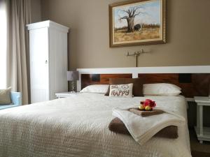een slaapkamer met een bed en een foto van een giraffe bij Aalkie's Dream in Swellendam
