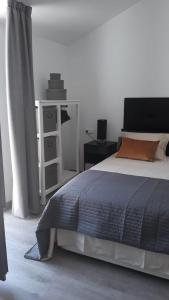 1 dormitorio con 1 cama, vestidor blanco y 1 cama sidx sidx sidx sidx en Lovely loft, en Málaga