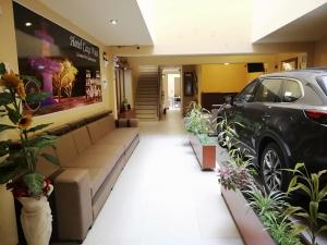 a car parked inside of a store with a car parked in it at Hotel Caxa Wasi in Cajamarca