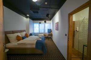 Posteľ alebo postele v izbe v ubytovaní CHORS like a hotel - Capsule & NFT Boutique Hostel Bratislava - City Center