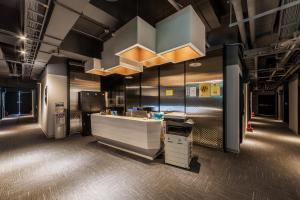 un ufficio con una reception e un lampadario a braccio di Walker-Taoyuan a Taoyuan