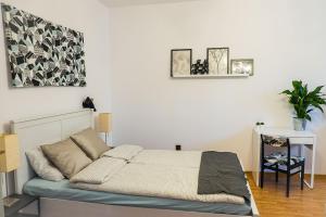 Una cama o camas en una habitación de Apartament Turkusowy - Kraków, Kazimierz