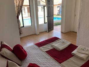 a bedroom with a bed with two towels on it at Hotel Cecil in Vallenar +31 photos