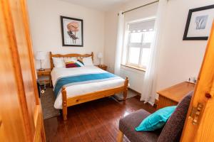 una camera da letto con un letto e una finestra di Nellie Dee's - Room Only a Doolin