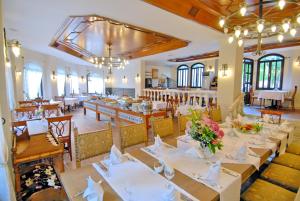 een eetkamer met tafels en stoelen in een gebouw bij Aspen Hotel Kaleiçi in Antalya