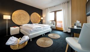 Habitación de hotel con 2 camas y ventana en Golfhotel Sonne, en Siusi