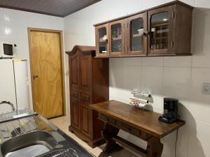 une cuisine avec un évier et un plan de travail en bois dans l'établissement Búzios Praia Rasa Casa 4, à Búzios