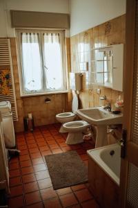 La salle de bains est pourvue de 2 toilettes et d'un lavabo. dans l'établissement Giada Rooms, à Peschiera del Garda