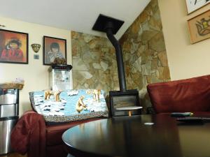 Area soggiorno di The Calgary Hub hostel style Home