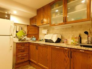 Cucina o angolo cottura di The Calgary Hub hostel style Home