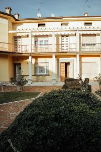 - un grand bâtiment avec une cour devant dans l'établissement Giada Rooms, à Peschiera del Garda