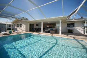 einen großen Pool mit Glasdach in der Unterkunft Majestic Palms in Cape Coral