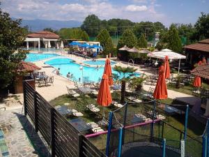 The swimming pool at or close to Oasi