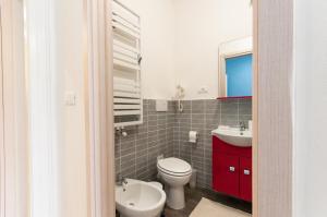 Un baño con un inodoro blanco y un lavabo. en B&B DREAM, en Trieste 15 fotos más