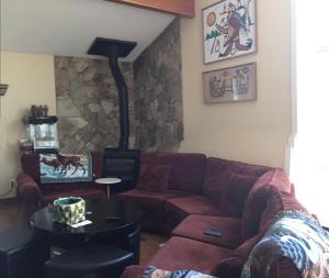 Area soggiorno di The Calgary Hub hostel style Home