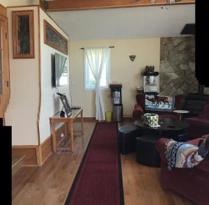 Area soggiorno di The Calgary Hub hostel style Home