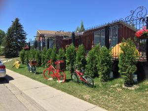 Giardino di The Calgary Hub hostel style Home