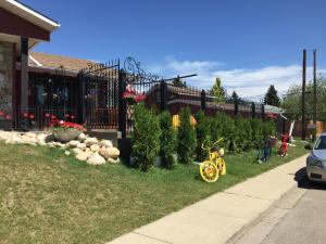 Giardino di The Calgary Hub hostel style Home