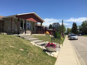 una casa con un'auto parcheggiata davanti di The Calgary Hub hostel style Home a Calgary