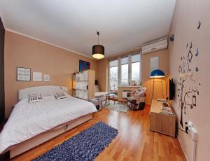 1 dormitorio con 1 cama y escritorio en una habitación en Apartman Vills, en Sarajevo