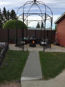 Giardino di The Calgary Hub hostel style Home