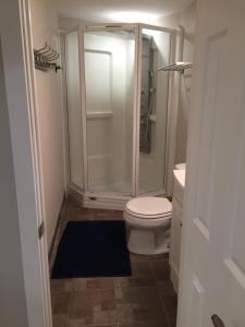 Bagno di The Calgary Hub hostel style Home