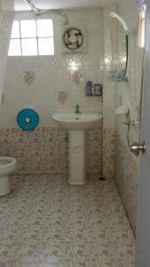 łazienka z umywalką i toaletą w obiekcie Star Dormitory w mieście Haad Rin