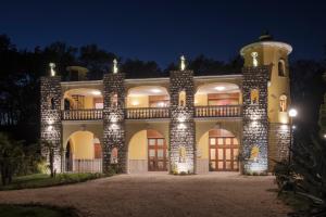an image of a mansion at night at Residenza Hermitage in bedizzol